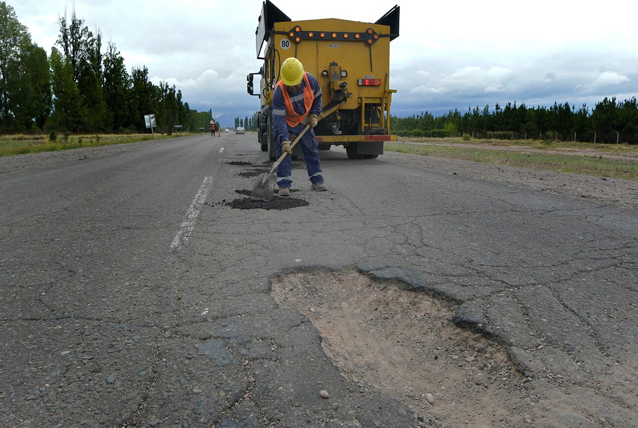 
Nuevamente produjo accidentes automovilísticos los baches y pozos que se originaron por las lluvias y alto tránsito la Ruta Internacional 7, pasando el Nudo de Ruta 40, en Luján de Cuyo
Trabajadores de Vialidad Nacional reparan y bachean 
foto: Orlando Pelichotti / Los Andes 