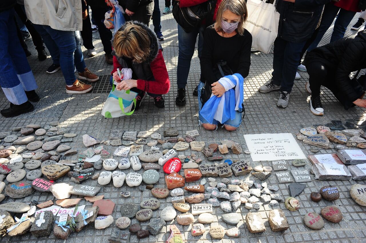 La “Marcha de las piedras”, en homenaje a las víctimas del Covid y en repudio a la gestión de la pandemia