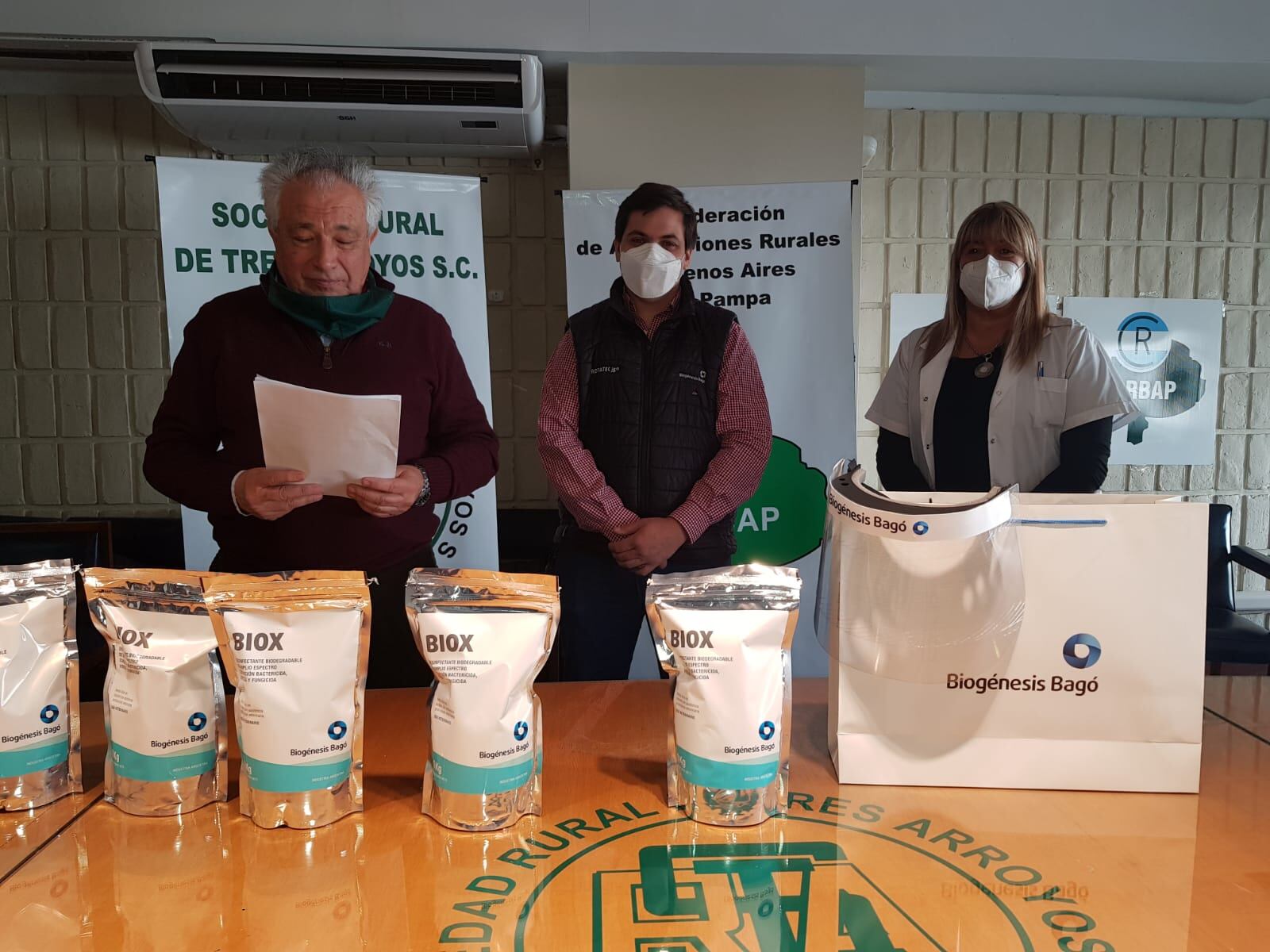 La Sociedad Rural entregó productos sanitizantes al Centro de Salud.