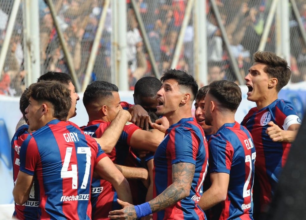 Los jugadores de San Lorenzo festejaron con su público. Foto: @SanLorenzo