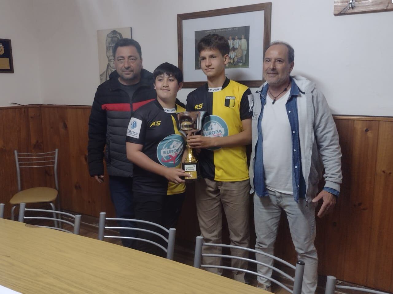 Entrega de copas a los campeones de las cinco categorías de las Divisiones Menores de Fútbol