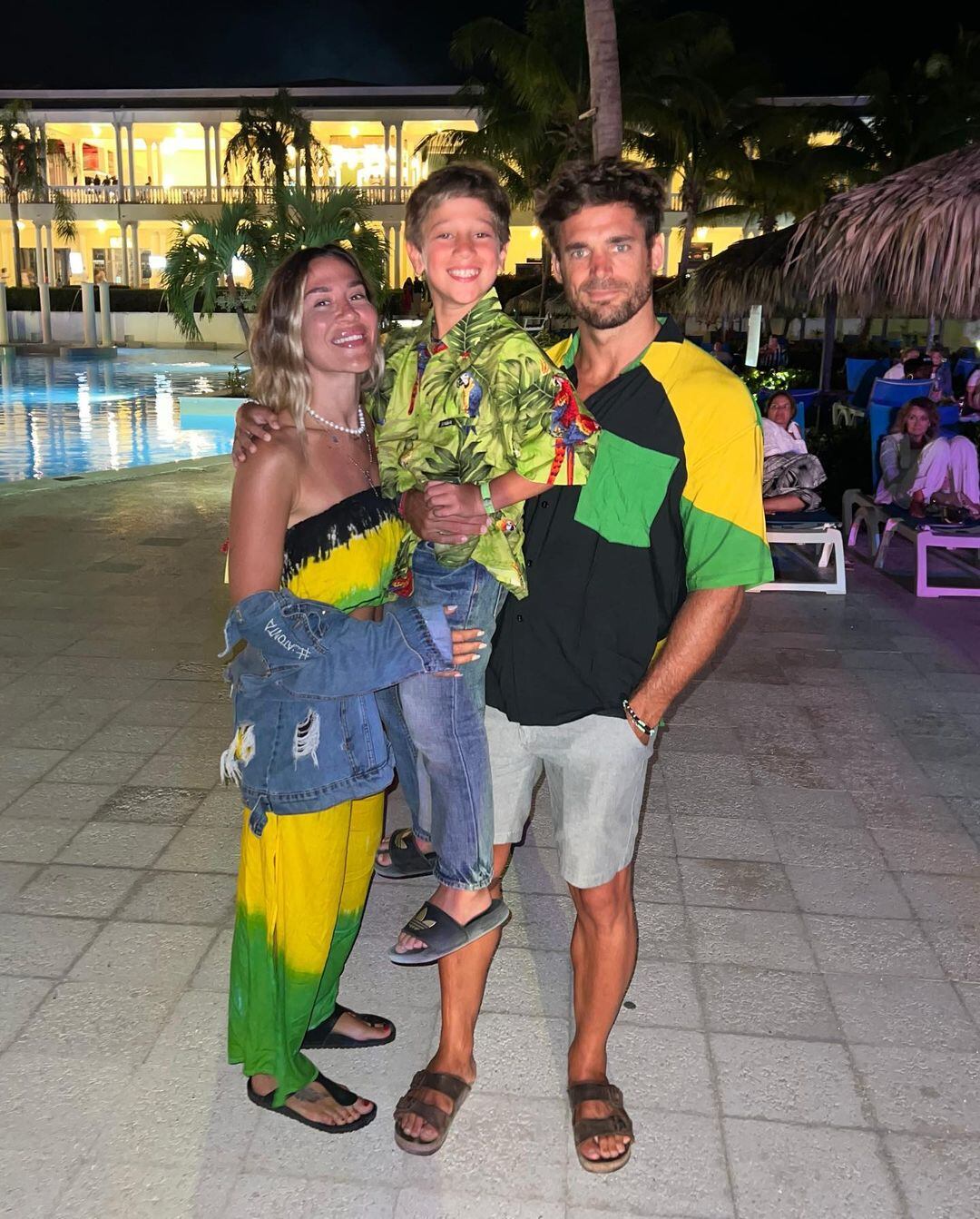 Jimena Barón junto a Matías Palleiro, y Momo. (Foto: Instagram Jimena Barón)