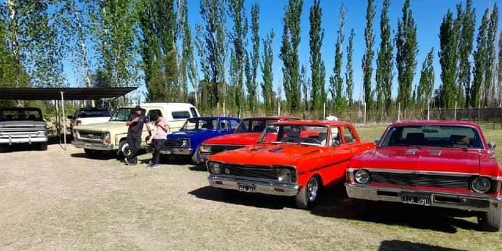 Con los cerros y el embalse de Valle Grande de fondo, los Chevrolet dieron un espectáculo increíble.