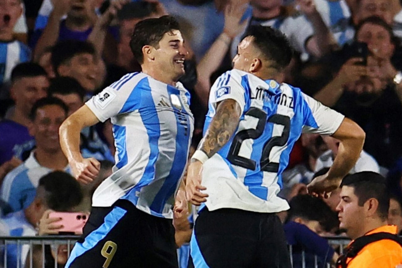 El festejo de Julián Álvarez y Lautaro Martínez por el 3-0 de Argentina ante Bolivia. (Olé)