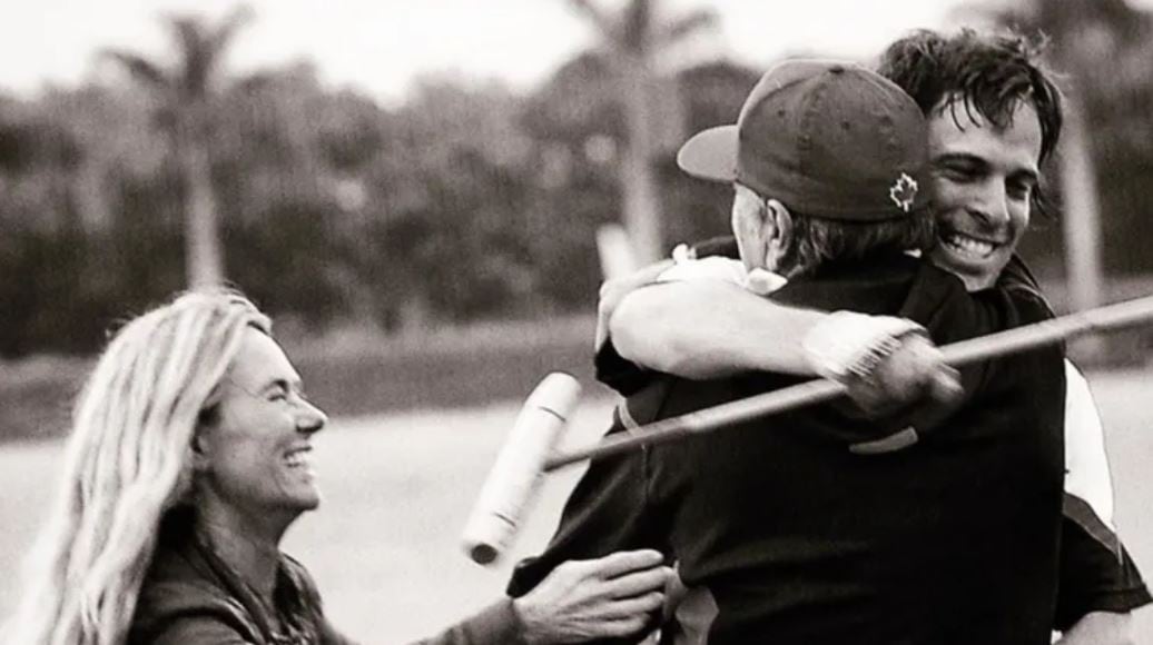 El polista Clemente Zavaleta con sus padres (Foto Instagram)