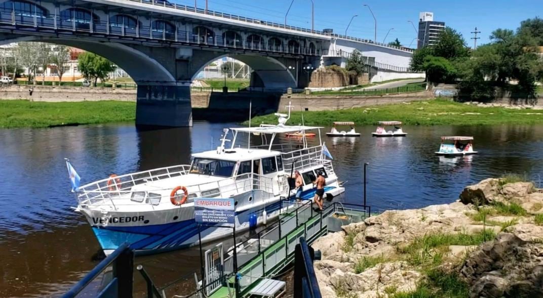 Al agua. Con la última crecida, el lago recuperó el nivel para que puedan navegar catamaranes e hidropedales. (La Voz)