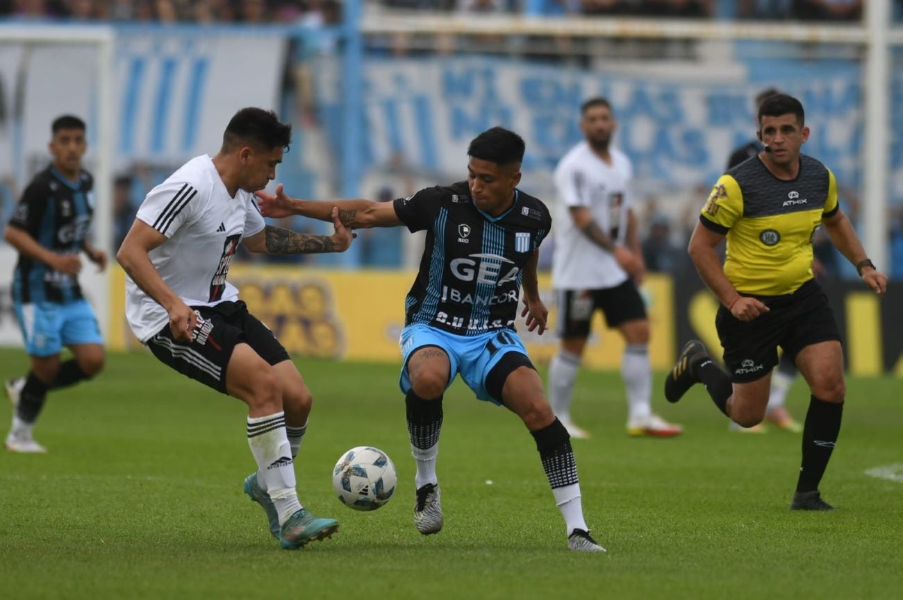 Racing de Nueva Italia recibe a Deportivo Riestra por la fecha 31 de la Zona B de la Primera Nacional. (Ramiro Pereyra / La Voz)