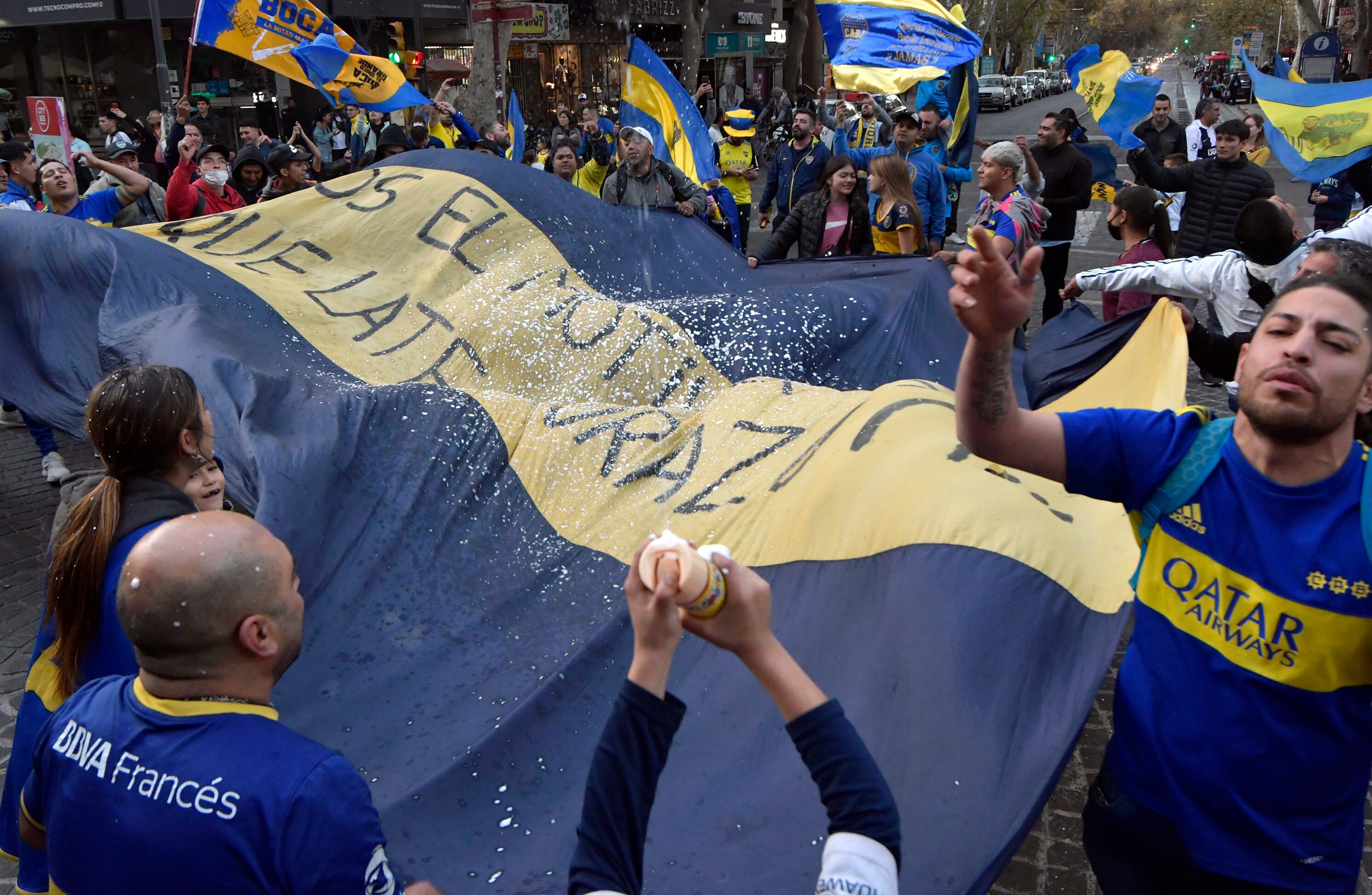 Los festejos del Boca campepón en Mendoza. Orlando Pelichotti / Los Andes