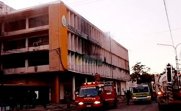 Los bomberos apagaron el fuego en la Municipalidad después de casi seis horas.