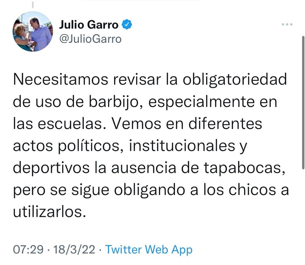 El intendente de La Plata llamó a revisar la obligatoriedad del barbijo en los establecimientos educativos.