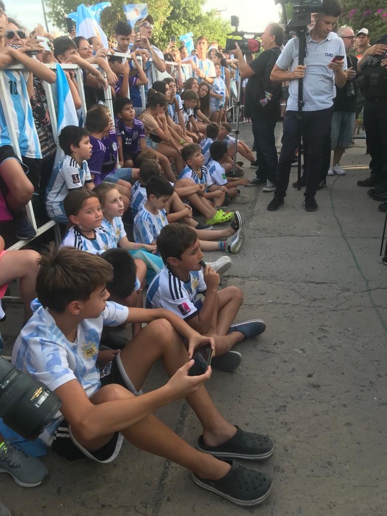 Rodeado de sus oriundos, Scaloni habló frente a la multitud que lo recibió.