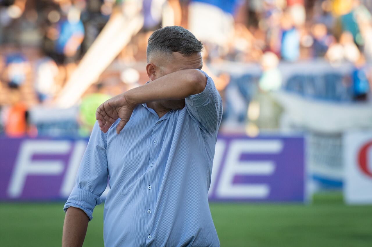 Futbol, Godoy Cruz 2 vs 0  Racing 
Godoy Cruz y un gran triunfo ante Racing que le da oxígeno a Diego Flores
El Tomba venció a la Academia con goles de Tomás Conechny y Salomón Rodríguez. El “Traductor” cambió el sistema y así sumó una victoria que aleja un poco los cuestionamientos.
DT de Godoy Cruz Antonio Tomba, Diego Flores

Foto: Ignacio Blanco / Los Andes 