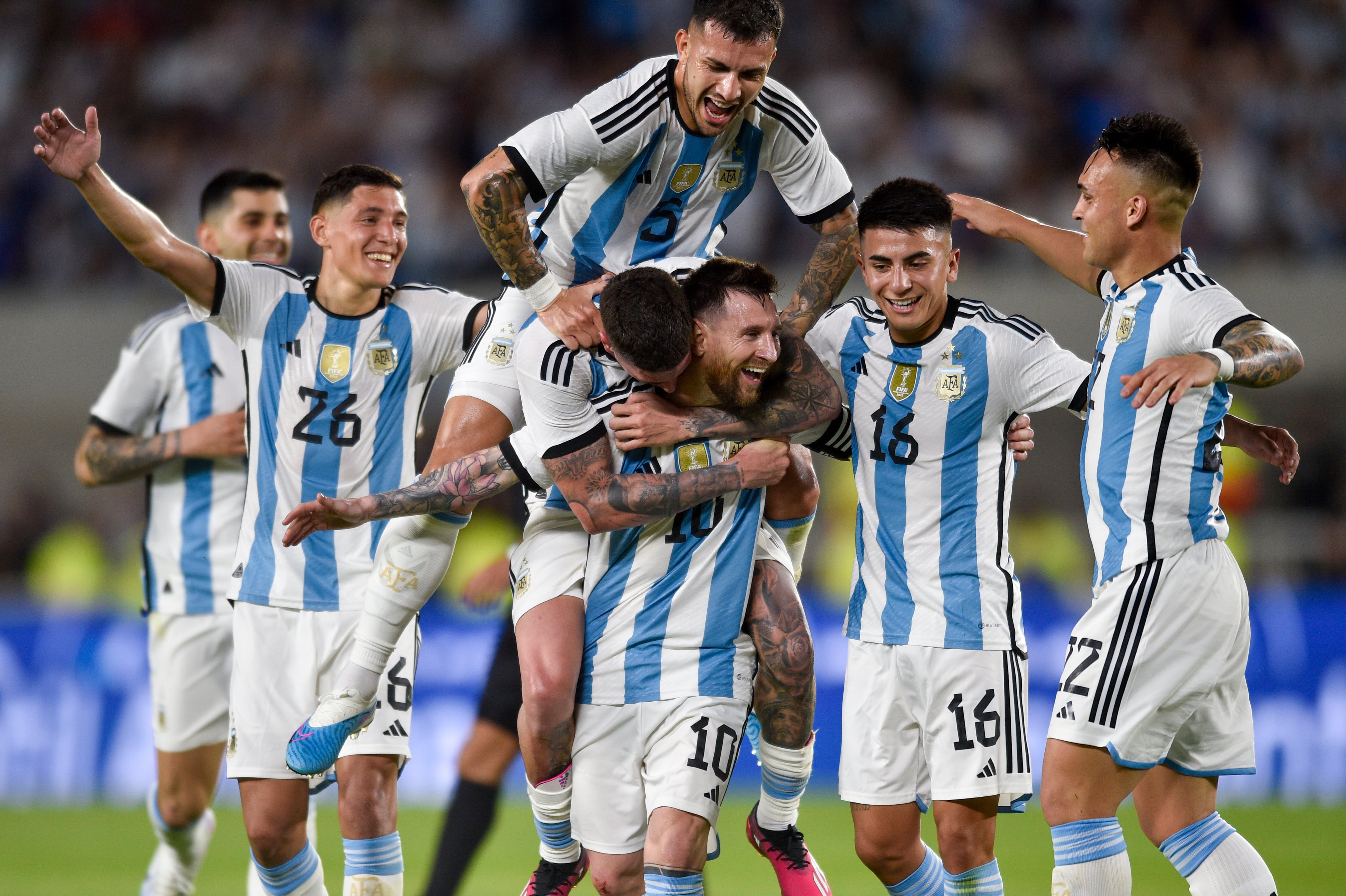 Lionel Messi festeja con sus compañeros de la selección argentina, luego de anotar el segundo tanto de su equipo ante Panamá, durante un partido amistoso en Buenos Aires, el 23 de marzo de 2023 (AP Foto/Gustavo Garello)