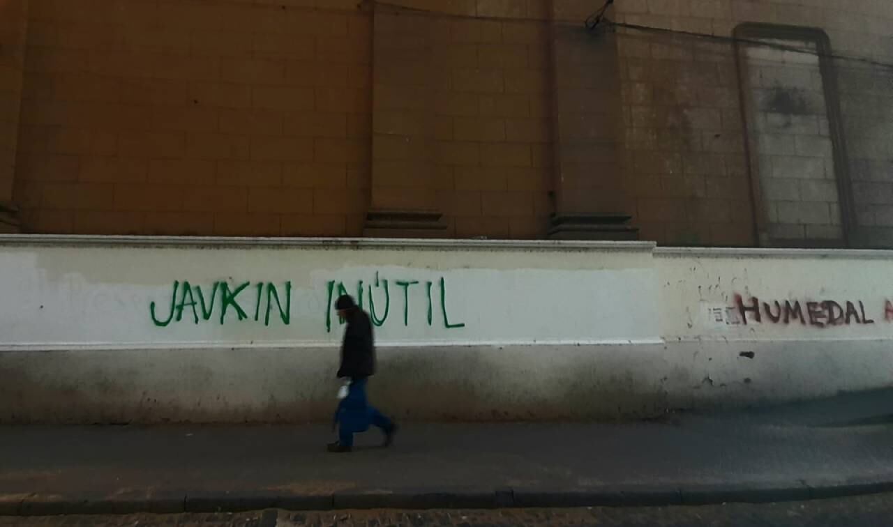 La pared sobre calle Córdoba al 700 había sido restaurada luego de otras pintadas realizadas la noche del lunes.