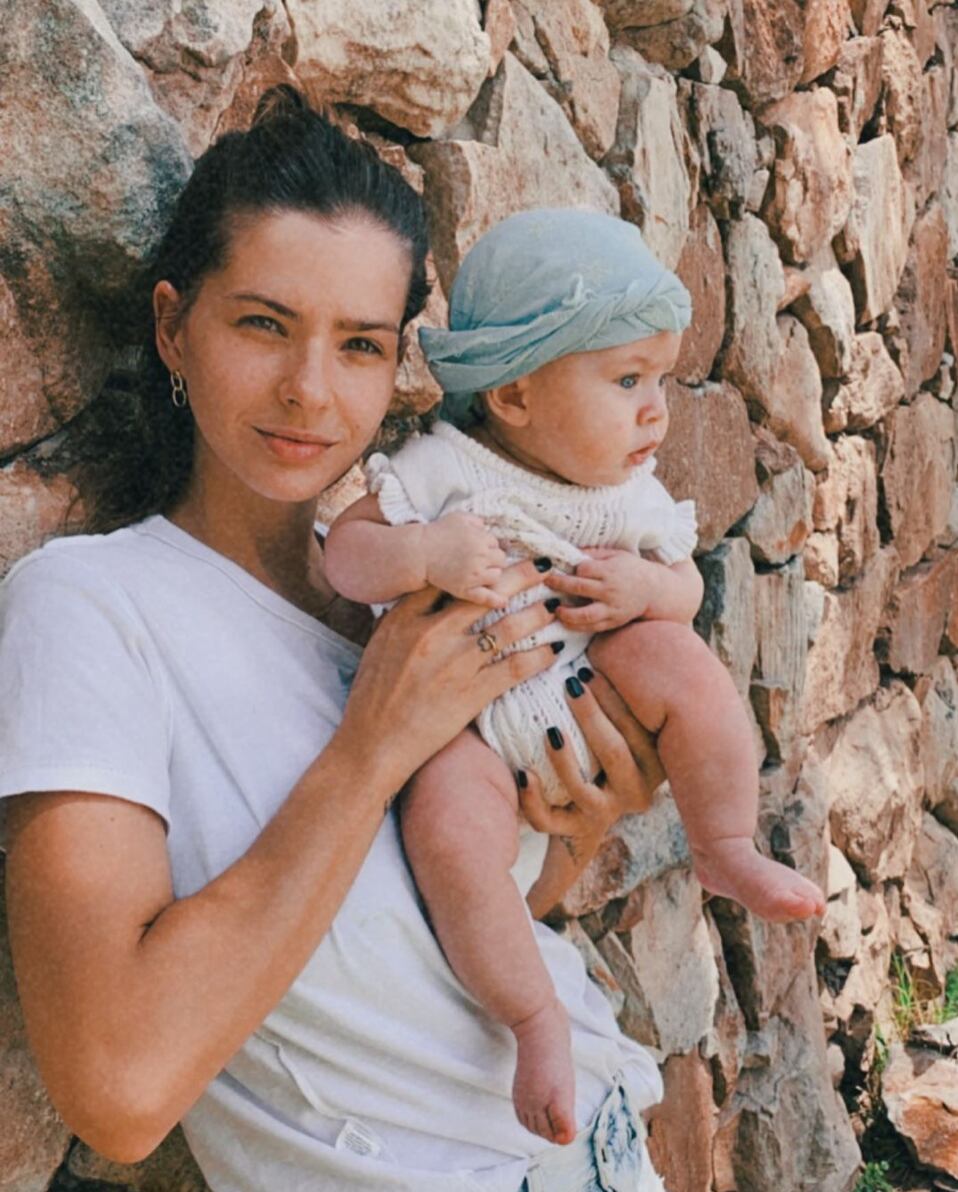 Junto a Amancio, su bebe de casi un año.