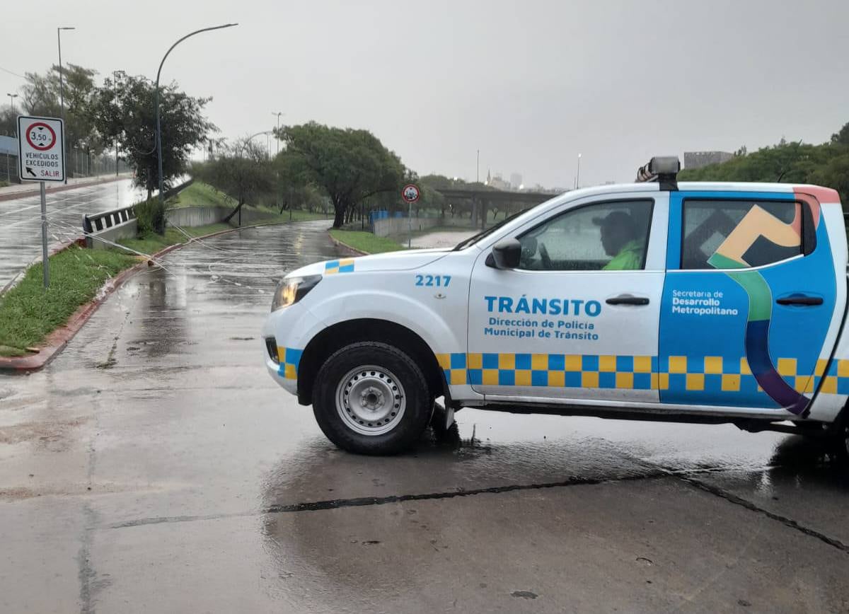 Fuerte tormenta en Córdoba: la Costanera permanece cortada en sus dos manos. (Municipalidad de Córdoba)