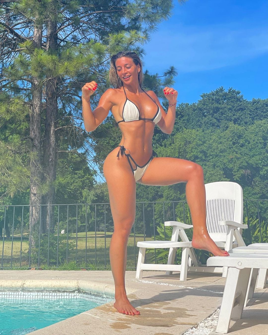 Sol Pérez en su pileta luce su cuerpo fitness