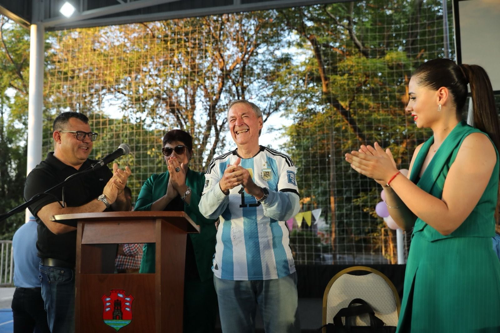 El gobernador Juan Schiaretti, con la camiseta que le obsequió el Cuti Romero.