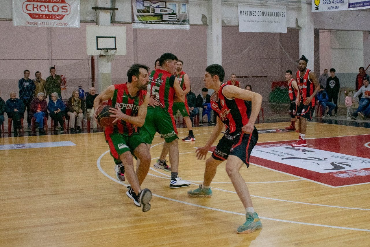 Torneo Clausura de Básquet de Tres Arroyos: Sarmiento derrotó a Argentino y es el nuevo puntero.