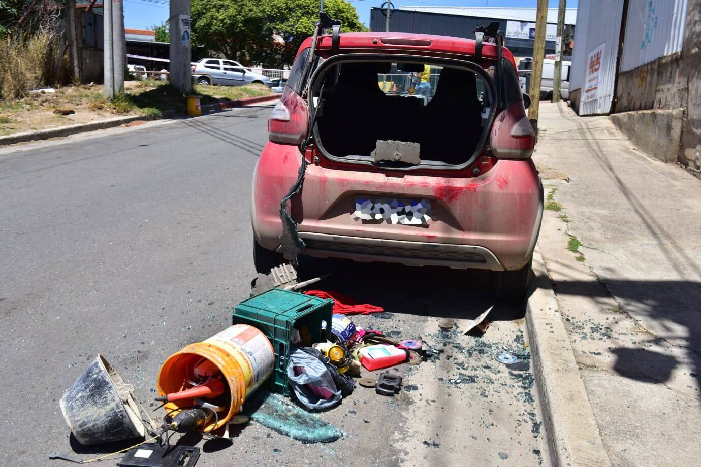 Los ladrones reventaron la luneta del Fiat Uno, escaparon y colisionaron.