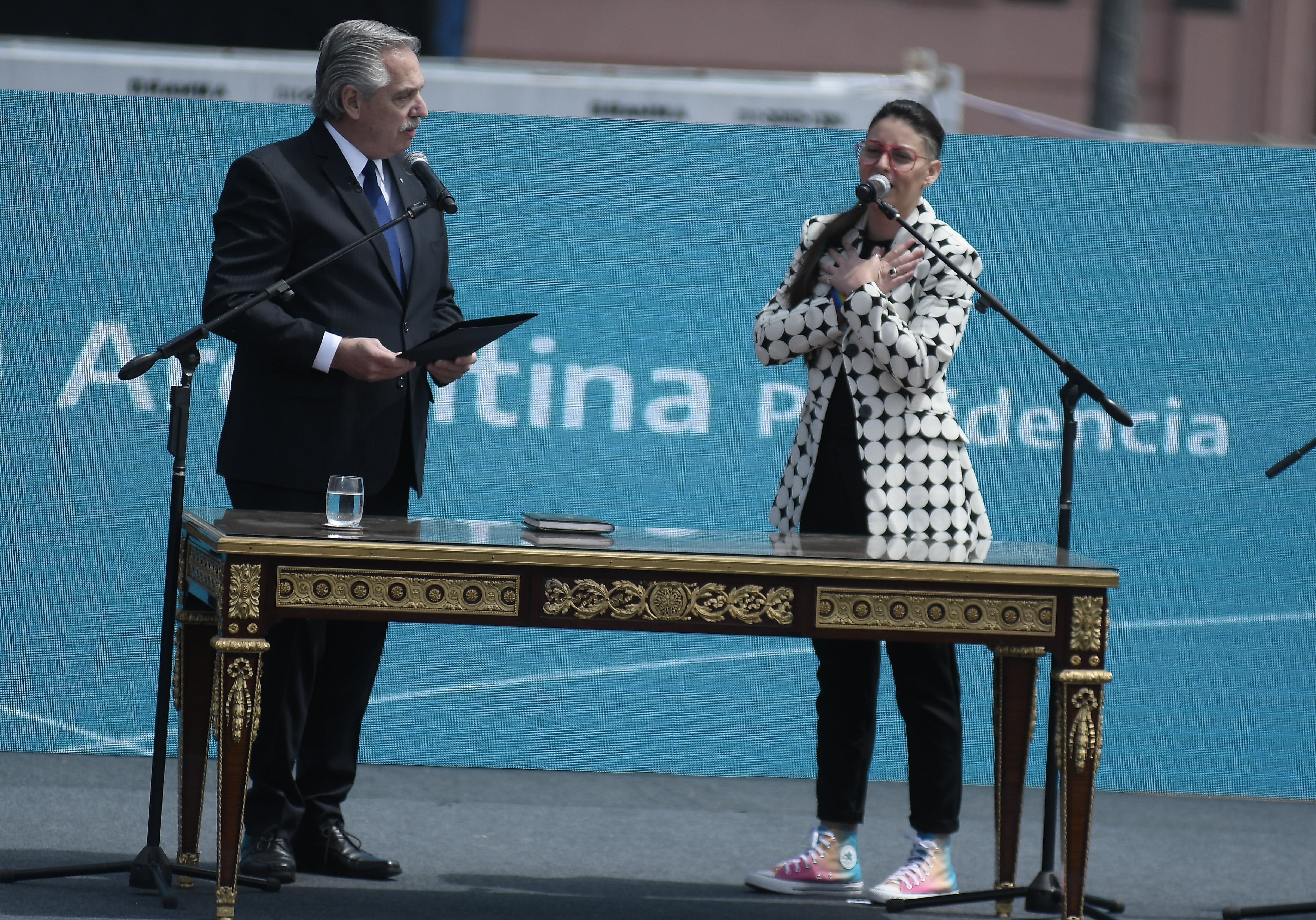 El Presidente Alberto Fernández le tomo juramento a las nuevas ministras Victoria Tolosa Paz, Raquel Kelly Olmos y Ayelén Mazzina.