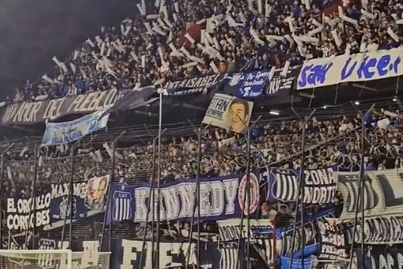 La hinchada de Talleres en la cancha de Newell's para el partido con Colón. (Captura de TV)