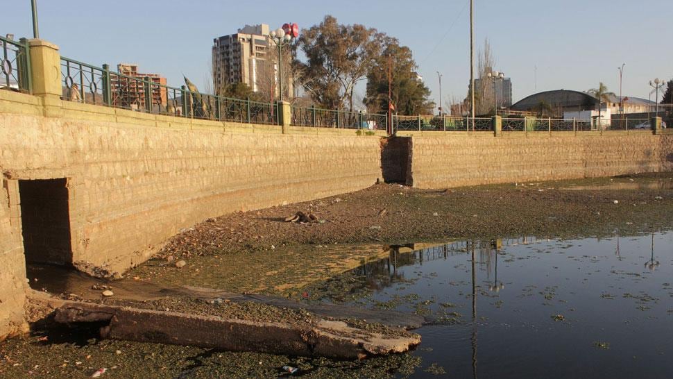 Carlos Paz. Se observaba ayer el mal estado de las riberas, afectadas por volcamientos cloacales (La Voz).