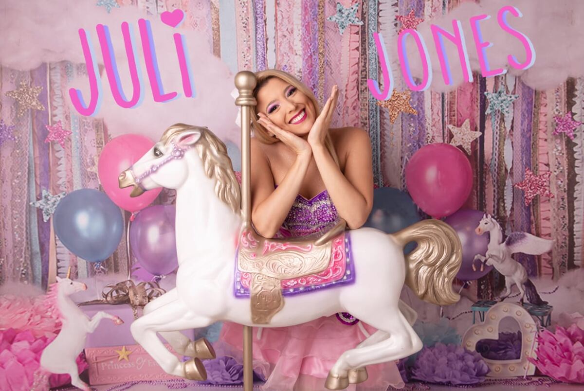 Con canciones de Nicky Jones y la vaca más famosa, Juli Jones llega a Mar del Plata