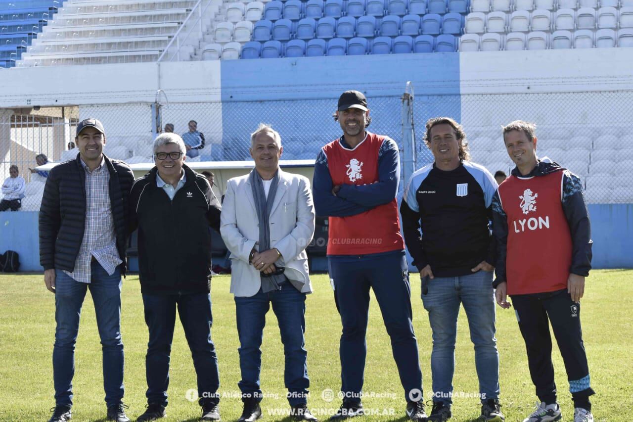 La comisión directiva de Racing, encabezada por Manuel Pérez, junto al cuerpo técnico.