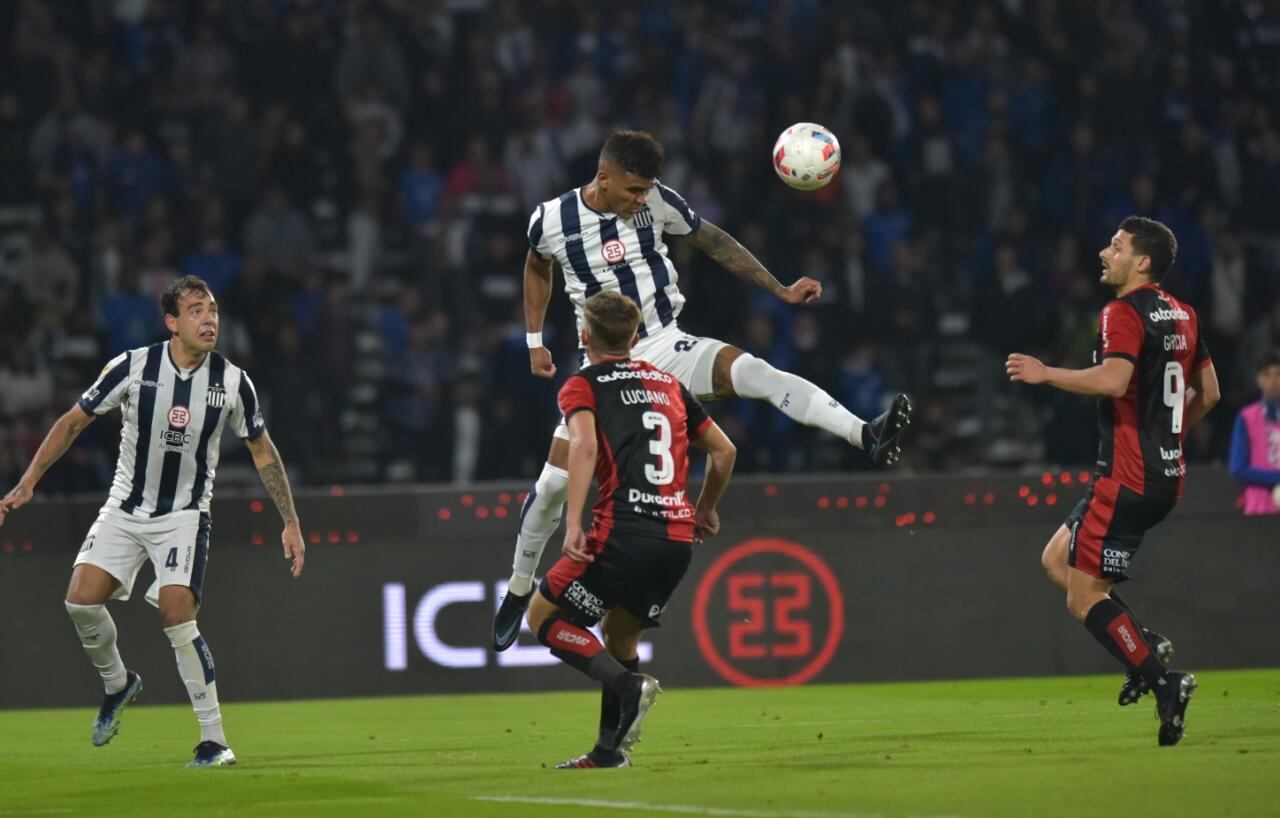 Talleres enfrentando a Newell's por la tercera fecha de la Liga Profesional en el estadio Mario Alberto Kempes. (Facundo Luque / La Voz)