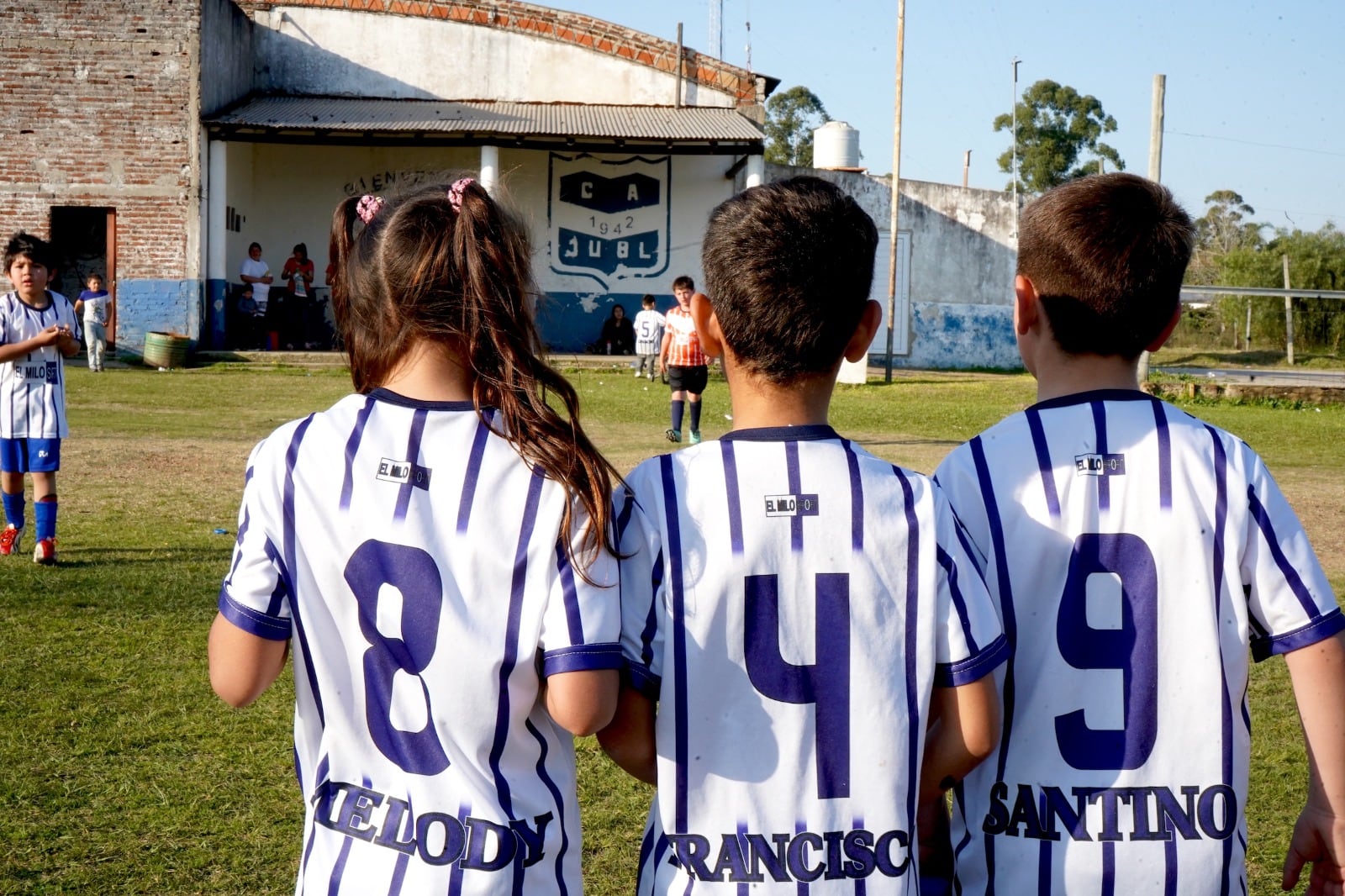 Salto Grande entregó material a clubes.