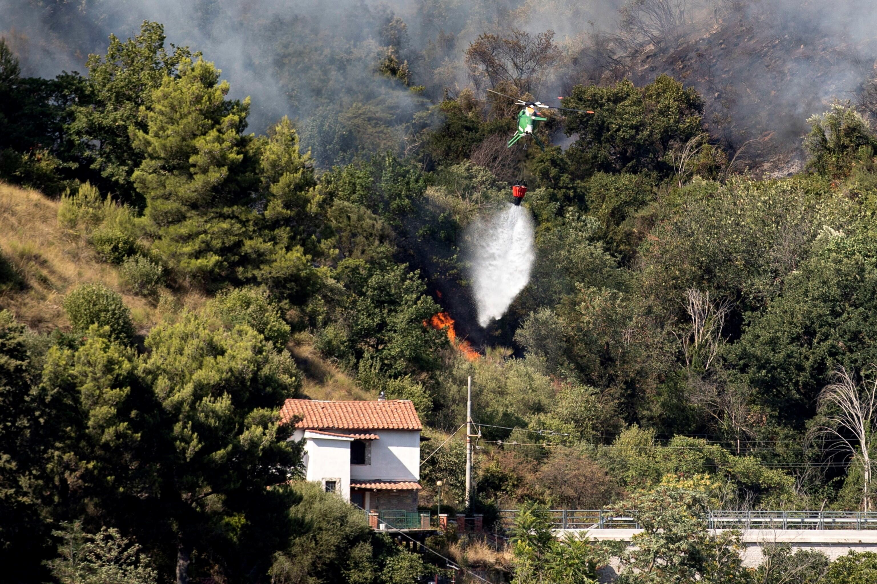 Incendios en Italia: el fuego no da tregua y 11.000 hectáreas arden