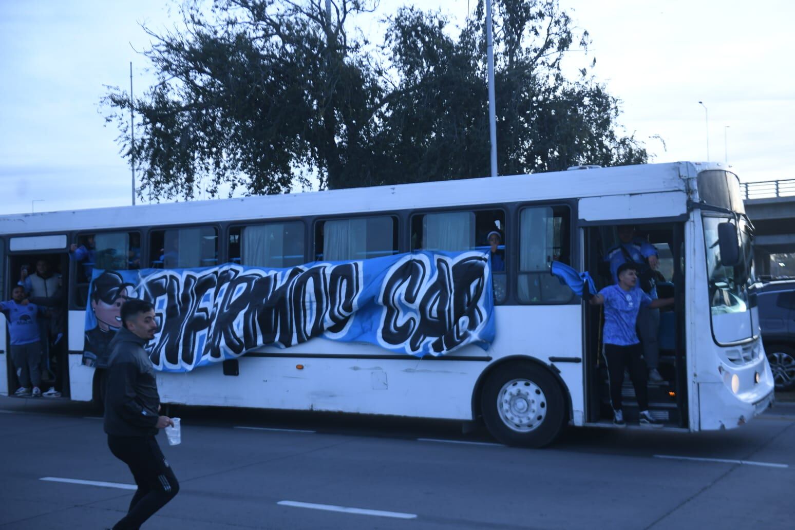 La gente de Belgrano llegando al Kempes en colectivos particulares. La hinchada que tenía transporte llevaba a otros hinchas. (Javier Ferreyra / La Voz)