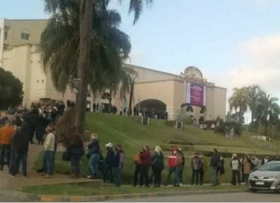 Gran cantidad de personas sin distanciamiento frente al Casino de Victoria.