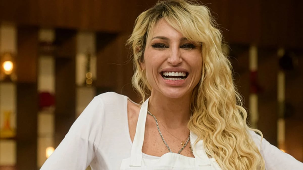 Vicky Xipolitakis fue vestida de blanco a la gala de "Masterchef Celebrity".