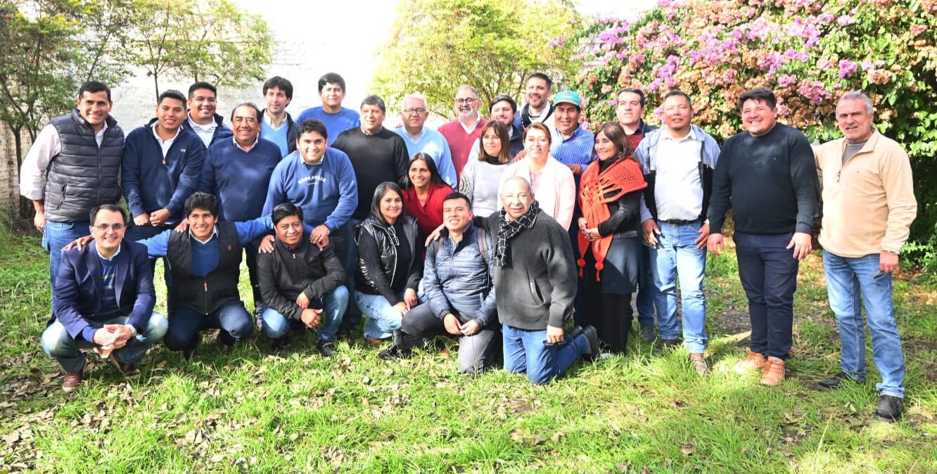 Parte de los miembros de la Red de Intendentes y Presidentes de Consejos Comunales del Frente Cambia Jujuy, reunidos en la capital provincial.