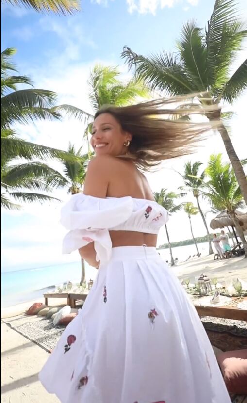 Pampita lució una bikini total pink ultra xxs y paralizó las playas de México