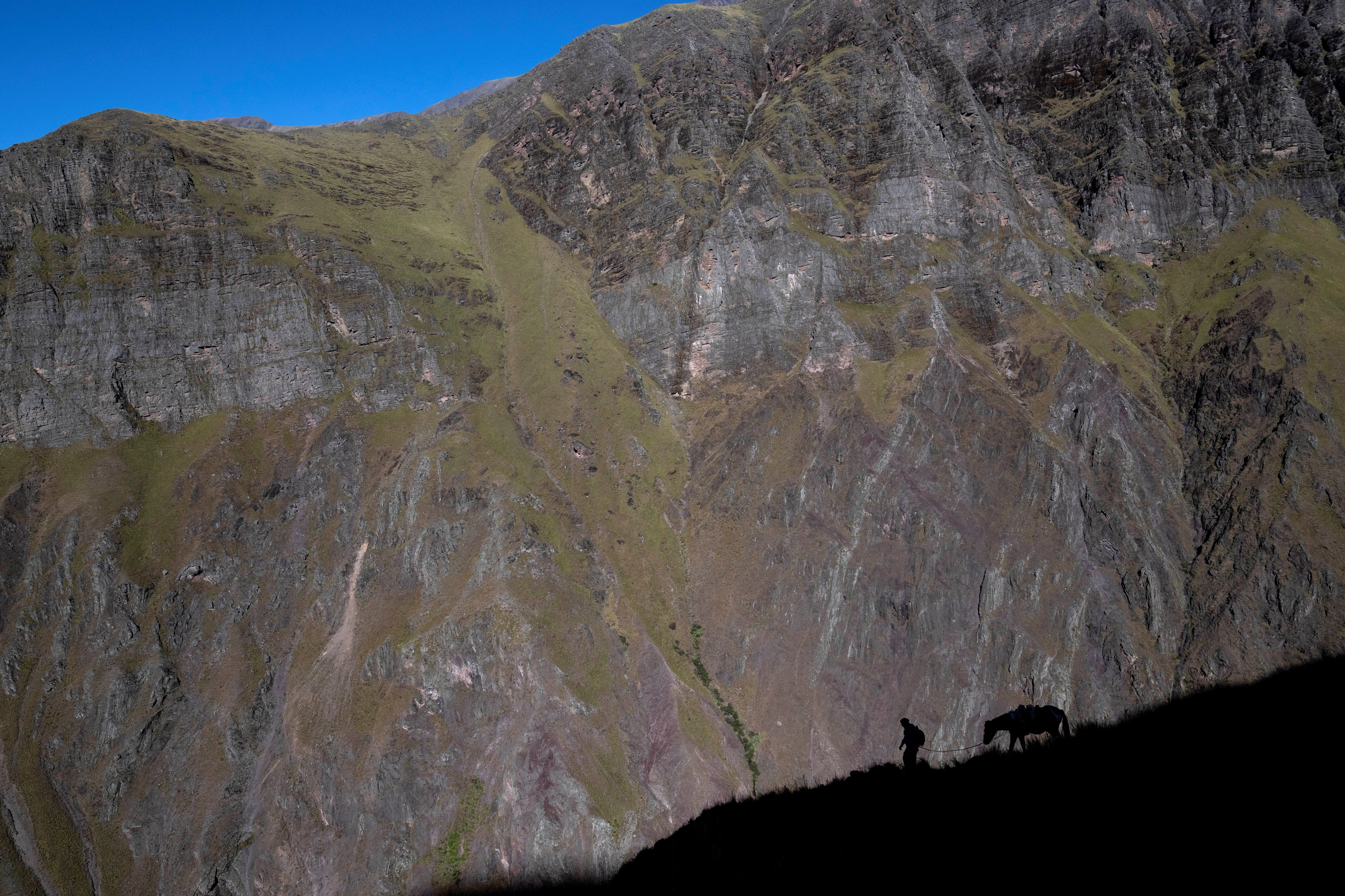 En las alturas del Chañi, montado en su mula va Jorge Fusaro por un sendero de montaña en su camino para atender a las familias dispersas por la región. La cumbre del cerro se eleva a 5.896 metros sobre el nivel del mar.