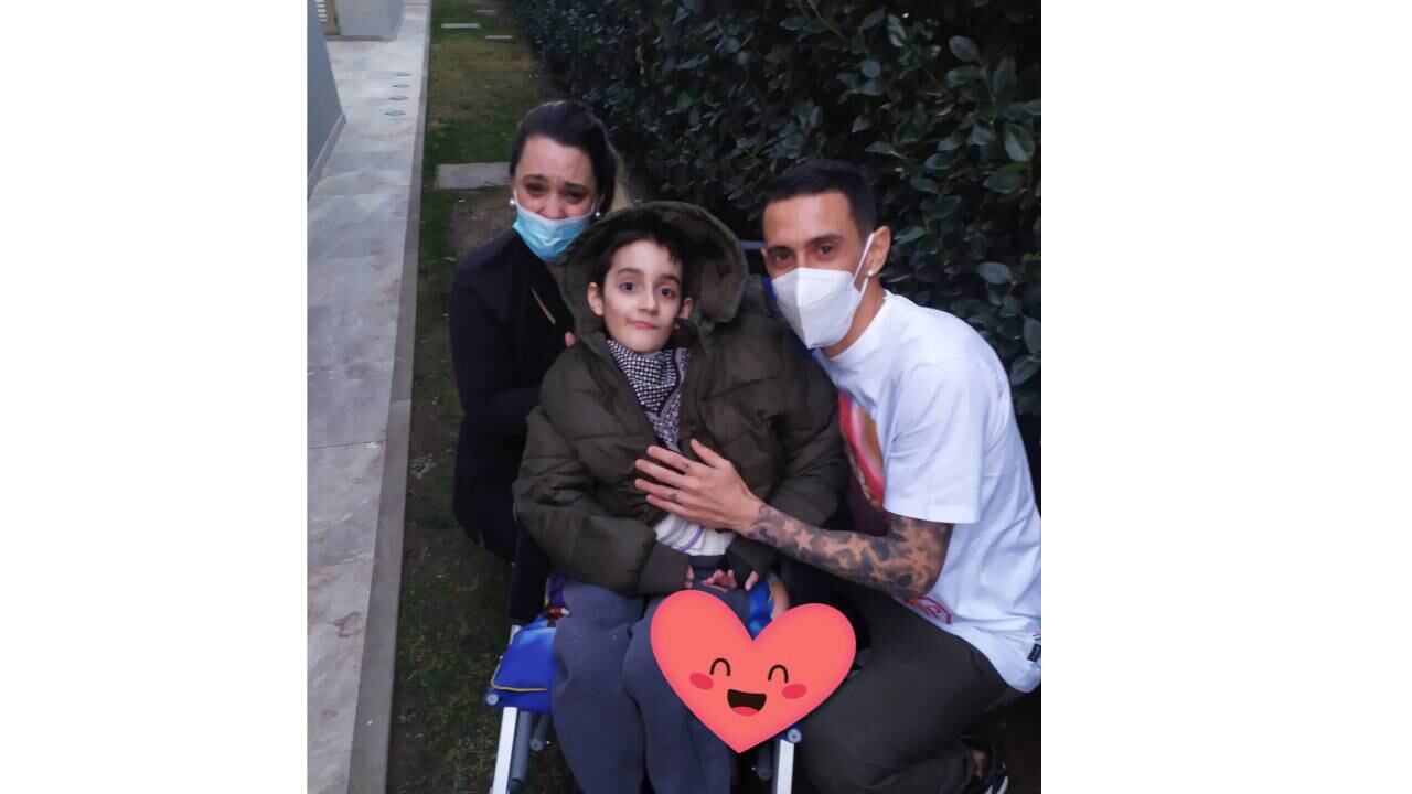 Rodrigo posó junto a "Fideo" y su mamá el día después de la final de la Copa América.