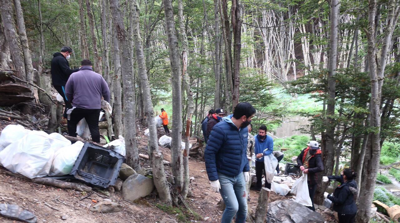 En el lugar se retiraron residuos livianos que había en espacios públicos, y también se removieron residuos voluminosos.