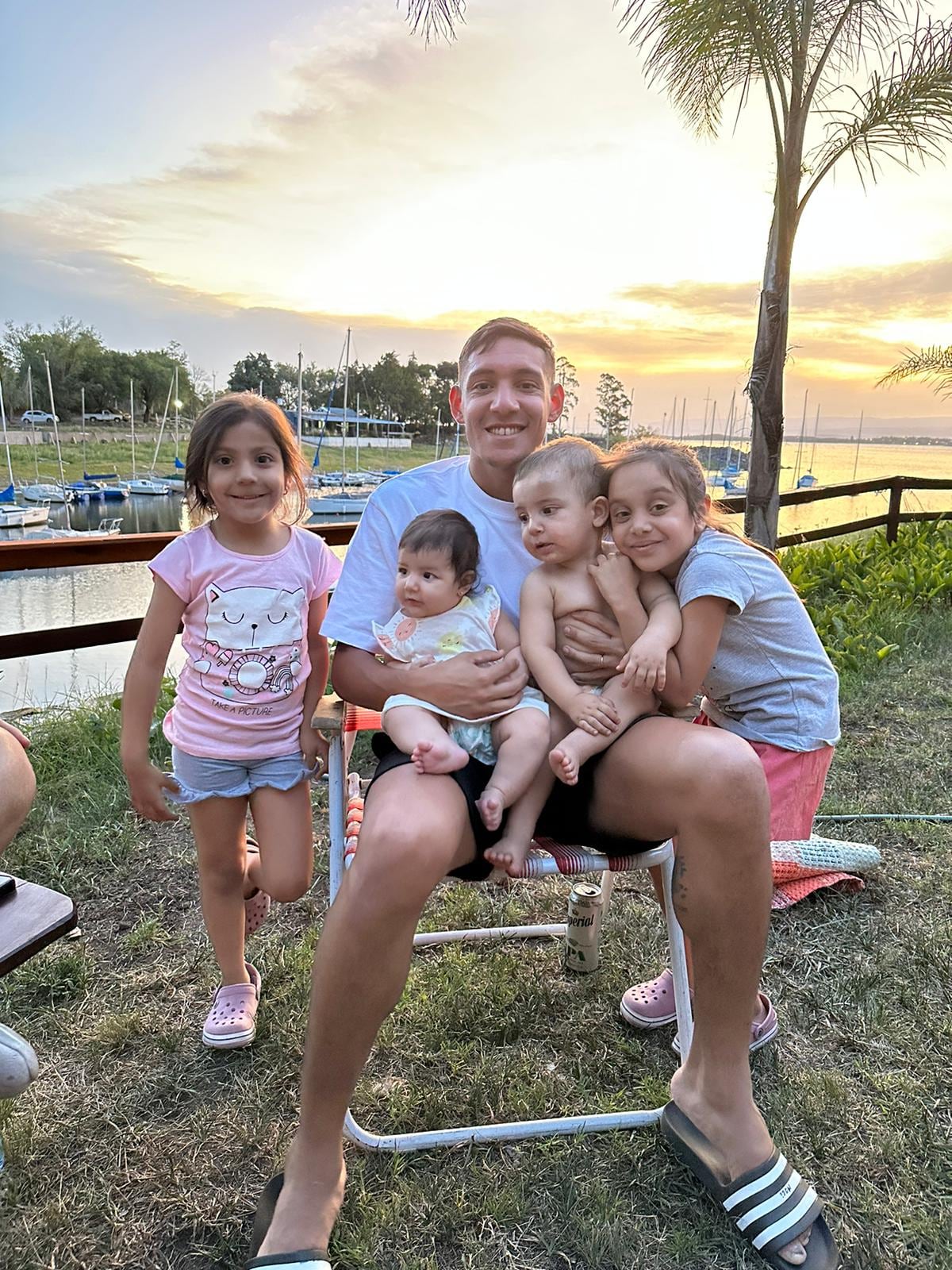 La tierna foto de Nahuel Molina junto a sus pequeños sobrinos.