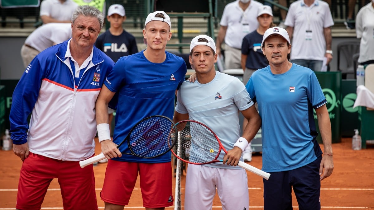 La foto previa. Así se preparaban Sebastián Báez y Jiri Lehecka junto a los capitanes de las selecciones.