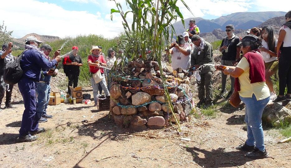 La chaya del mojón de cada comparsa es uno de los rituales más tradicionales del carnaval de la Quebrada de Humahuaca.