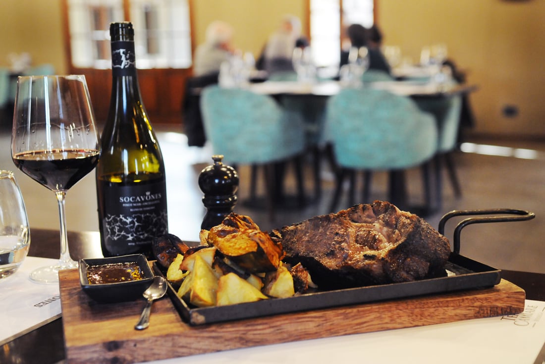 Platos abundantes de carne siempre con los vinos de la bodega (Javier Ferreyra).