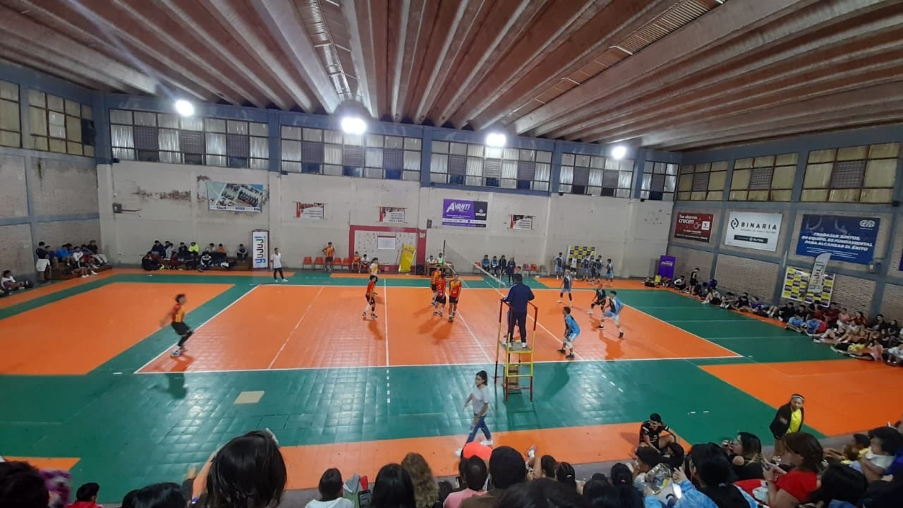 Los equipos de Sociedad Española, jugando de local, y Gimnasia y Esgrima de Jujuy, en plena competencia del Carnaval de Vóley.