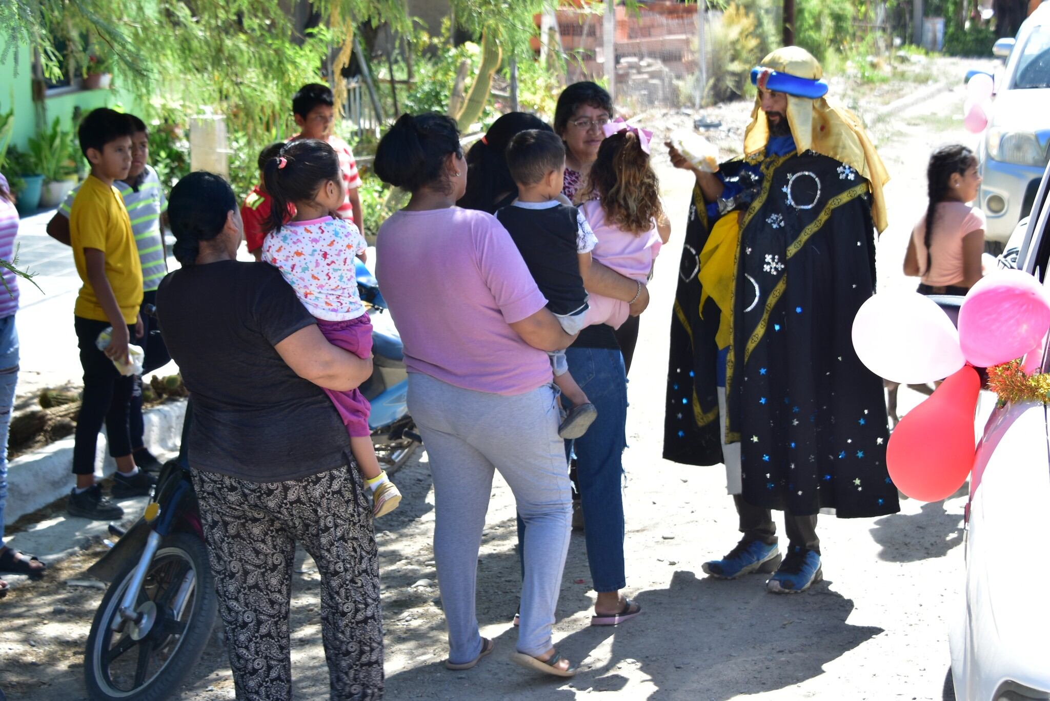 Los Reyes llevaron alegría a los barrios santamarianos.