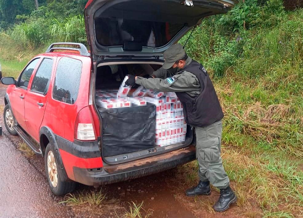 Tras evadir un control, abandonaron millonario cargamento de cigarrillos.