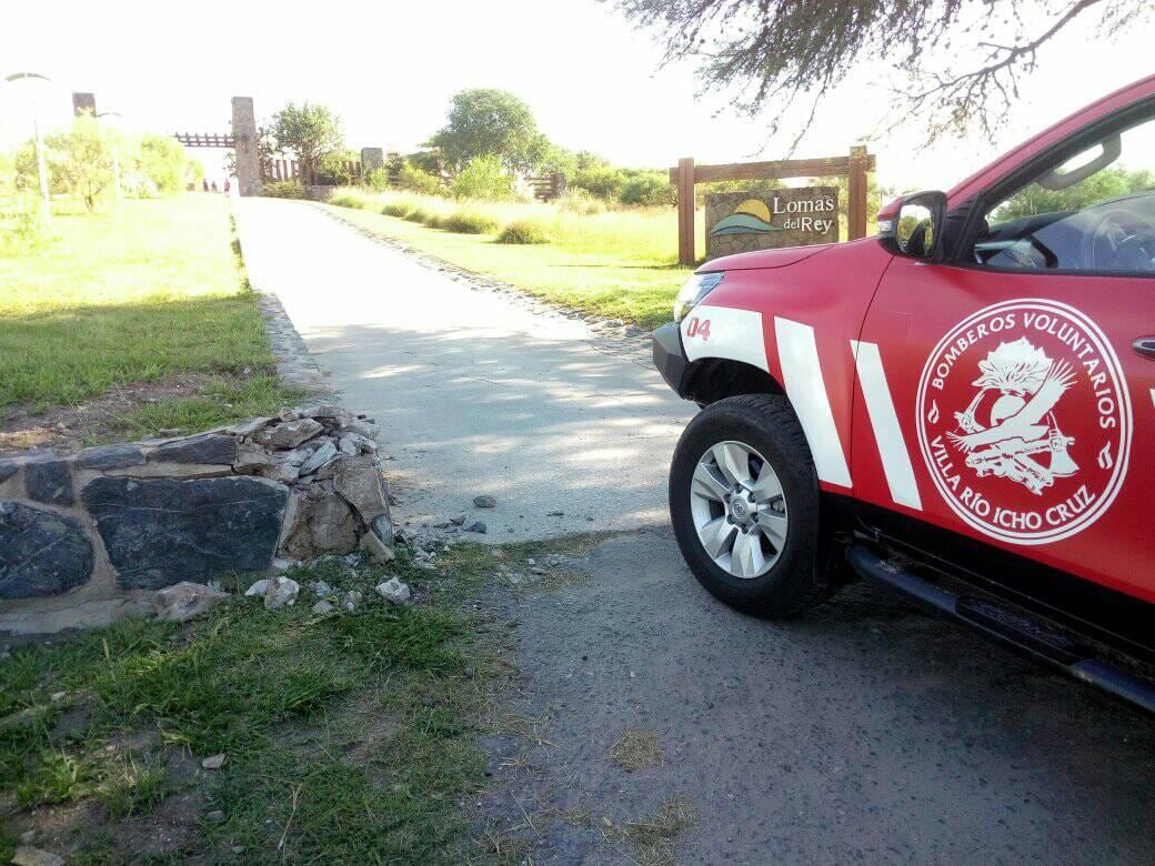 El vehículo impactó contra un cantero en el ingreso al barrio.