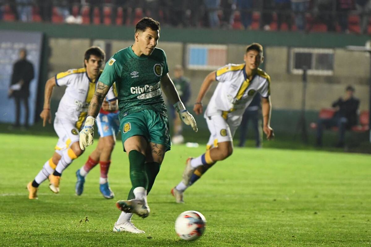 Gaspar Servio es goleador de Rosario Central y lleva cuatro partidos invicto
