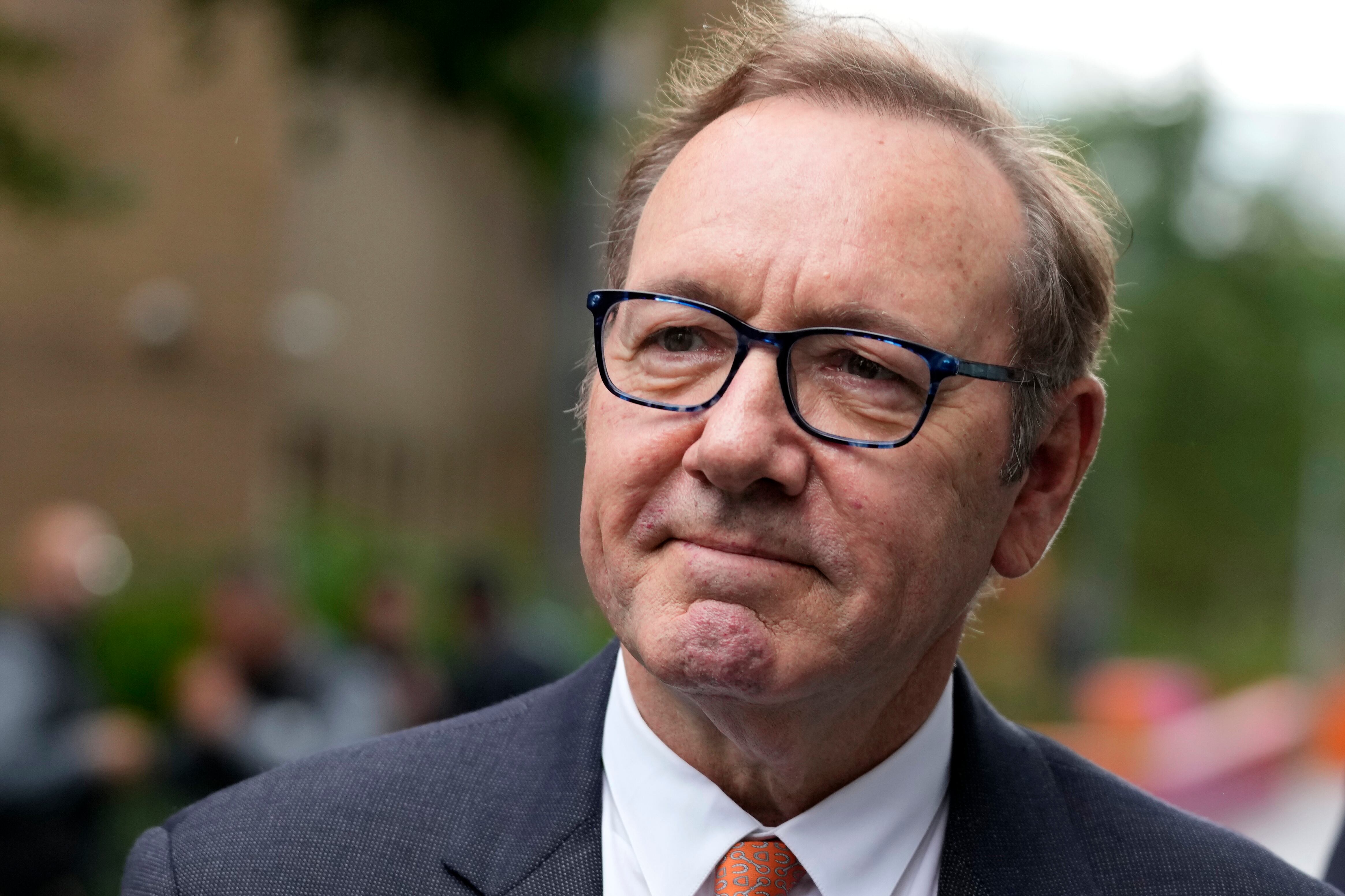 El actor Kevin Spacey llega al Tribunal de la Corona en Southwark, Londres, el lunes 24 de julio de 2023. Se espera que el jurado comenzó a deliberar en el caso del actor Kevin Spacey, quien se declaró inocente de nueve cargos, incluidos múltiples cargos de agresión sexual e indecente. (Foto AP/Kirsty Wigglesworth)